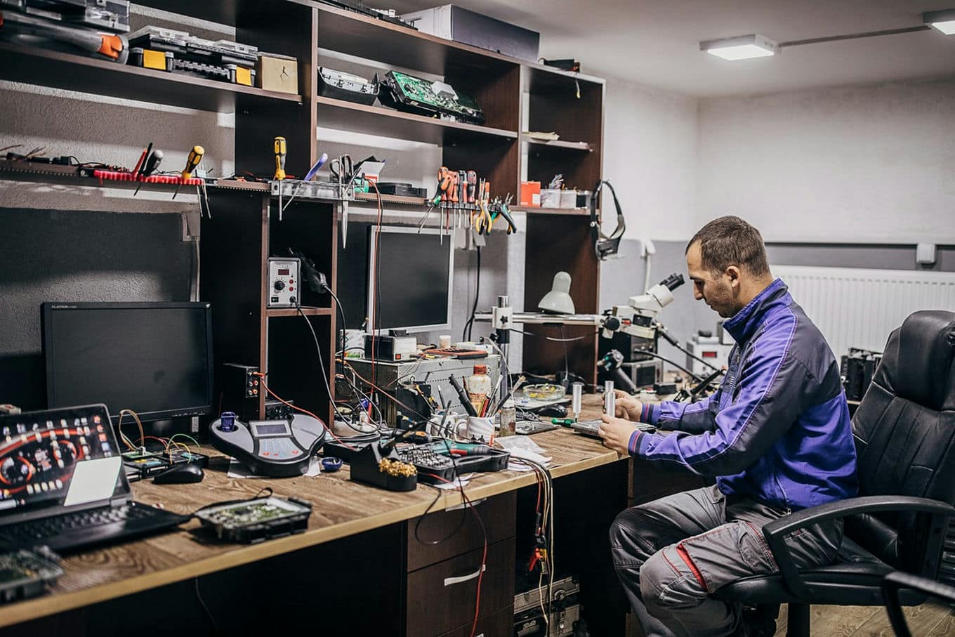 pracownik w serwisie komputerowym